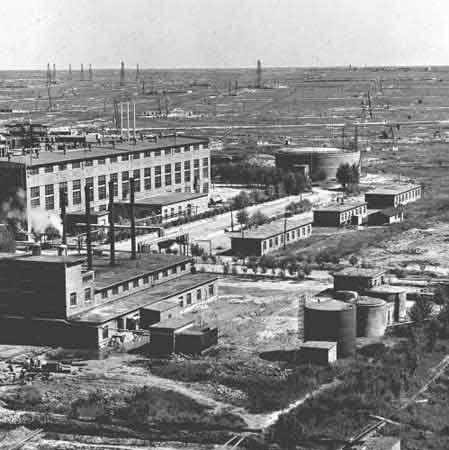 【历史上的今天bobty综合体育】1959年9月26日，大庆油田开始采油