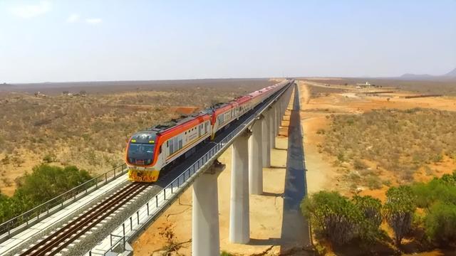 bobty综合体育:
中国帮非洲打造的蒙内铁路给当地都带来了啥呢